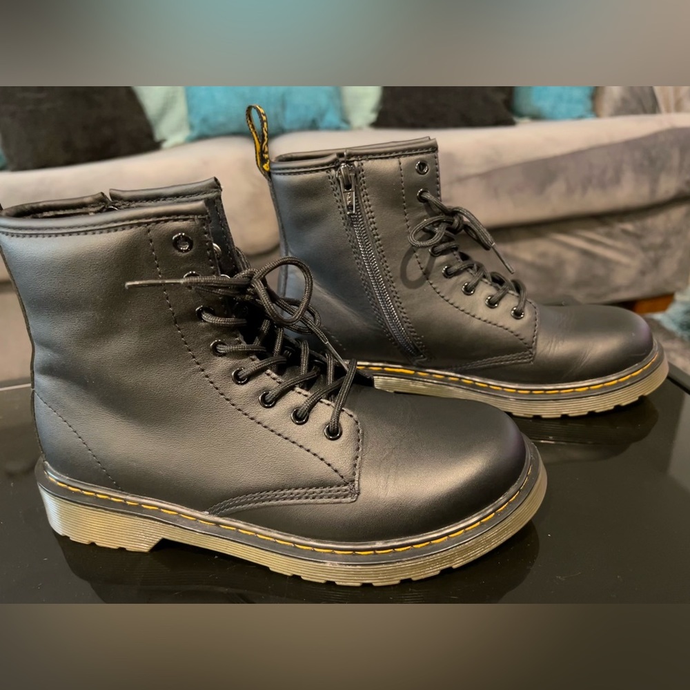 Black Doc Martens 4Y (US sizing) size runs bigger i’m a 5.5 most shoes